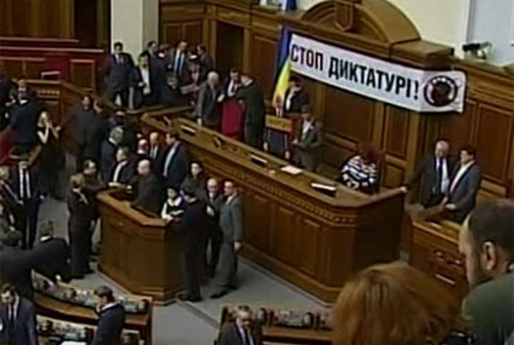 В Украине остается нерешенным парламентский кризис
