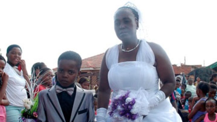 Мальчик сыграл свадьбу с 61-летней женщиной из-за зова предков