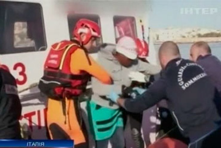 Итальянские пограничники спасли корабль с беженцами