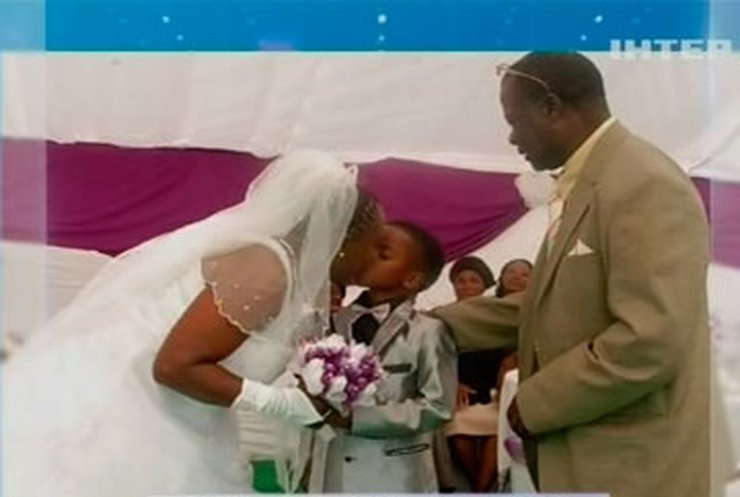 Восьмилетний мальчик женился на пожилой женщине