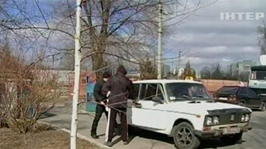 В Кременчуге двое несовершеннолетних напали на таксиста и угнали машину