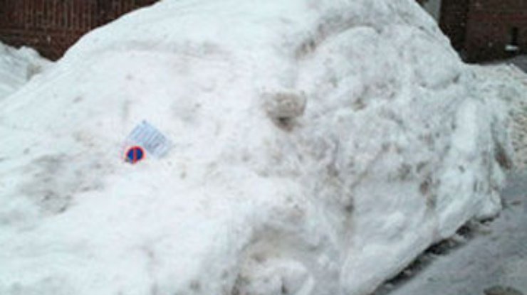Немецкая полиция выставила штраф за парковку автомобилю из снега