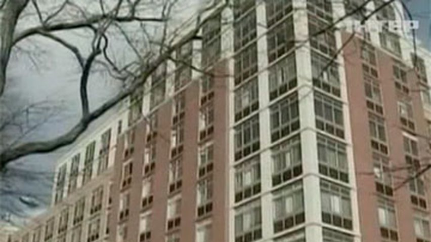 В Нью-Йорке женщина с ребенком выбросилась с восьмого этажа
