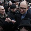 Во Львове Яценюку вручили корзину капусты
