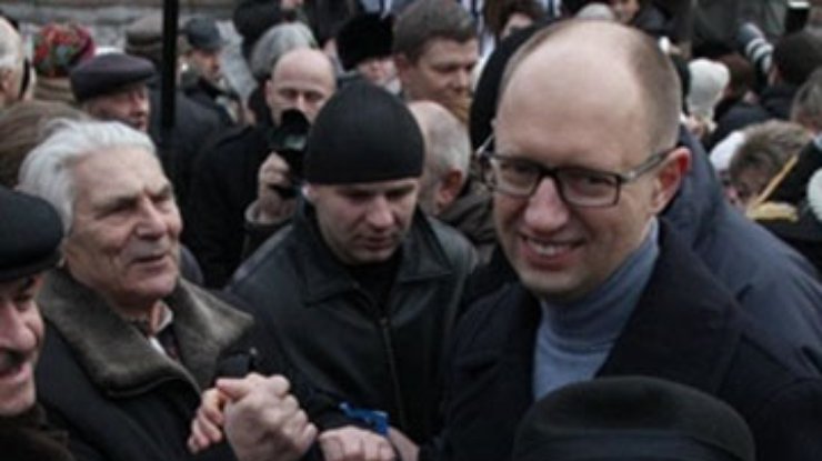 Во Львове Яценюку вручили корзину капусты