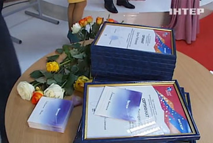 Сегодня полсотни выпускников "Интершколы" получили дипломы