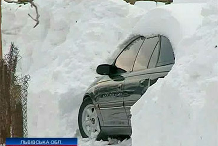 Из-за снега десятки сел Львовщины остаются отрезанными от мира