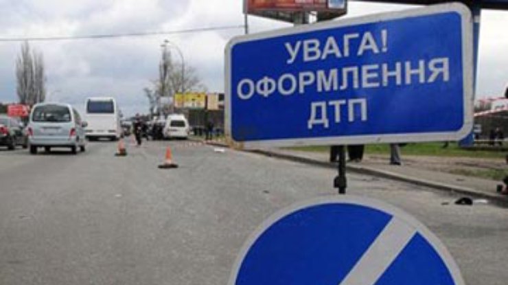 В Днепропетровске автомобиль влетел в автобусную остановку: Четверо погибших