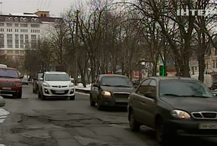 Азаров пообещал выделить на ремонт дорог более 7 миллиардов гривен