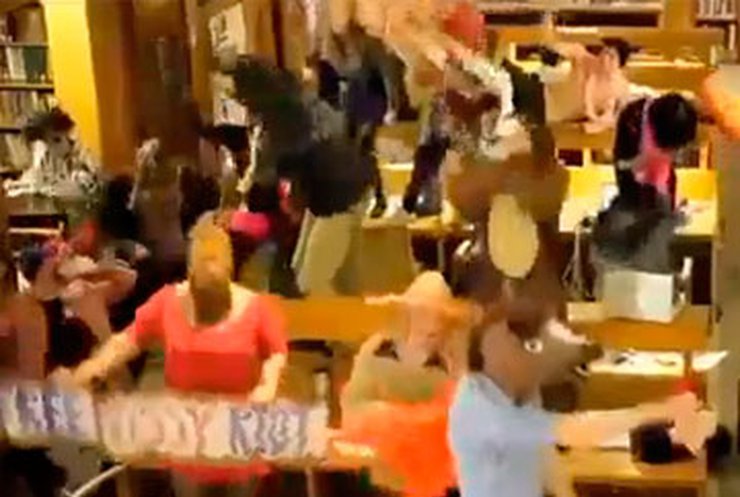 Сотрудницу оксфордской библиотеки уволили за студенческий Harlem Shake (видео)