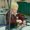 На черновицкой швейной фабрике торжественно отправили на пенсию 84-летнюю сотрудницу