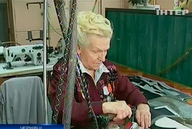 На черновицкой швейной фабрике торжественно отправили на пенсию 84-летнюю сотрудницу