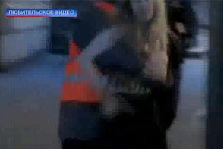 Девушка из Femen напала на евродепутата