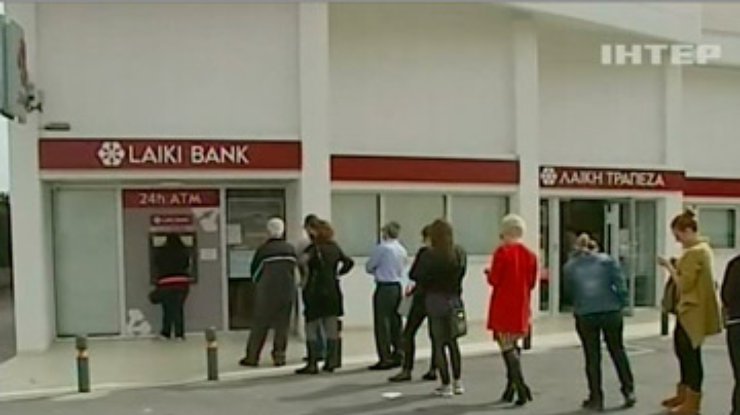 Два крупнейших банка Кипра ограничили выдачу наличных до 100 евро