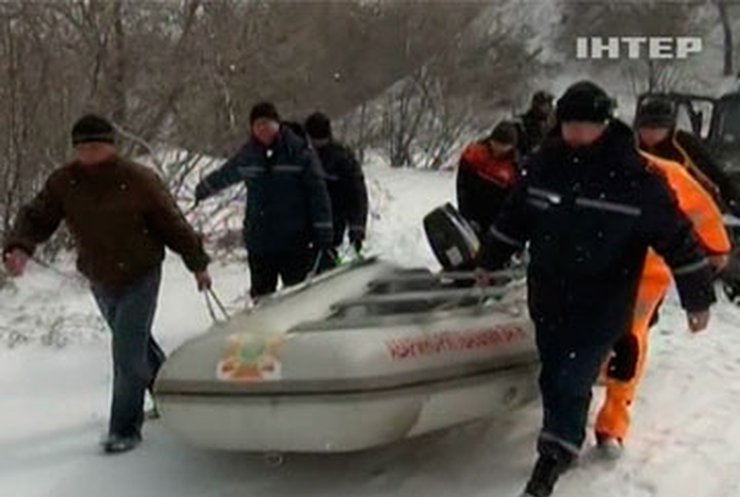 В Черкасской области спасли 5 рыбаков, севших на мель