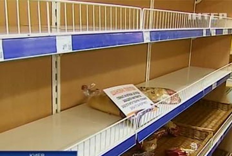 Из-за непогоды в Киеве возник дефицит продуктов и бензина