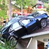 Водитель из США случайно припарковался на крыше соседнего дома