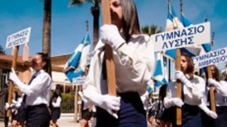 Тысяча школьников штурмует парламент Кипра, требуя смерти Меркель