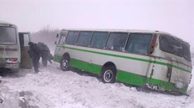 Автобус с пассажирами упал в кювет на Хмельнитчине