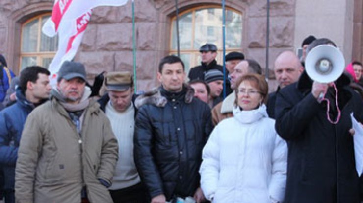 Под КГГА подожгли снеговика в образе Попова