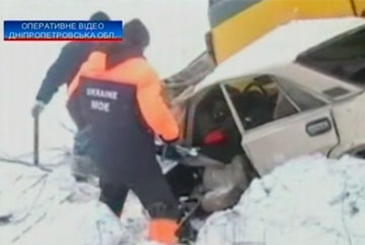 На Днепропетровщине автомобиль врезался в фуру