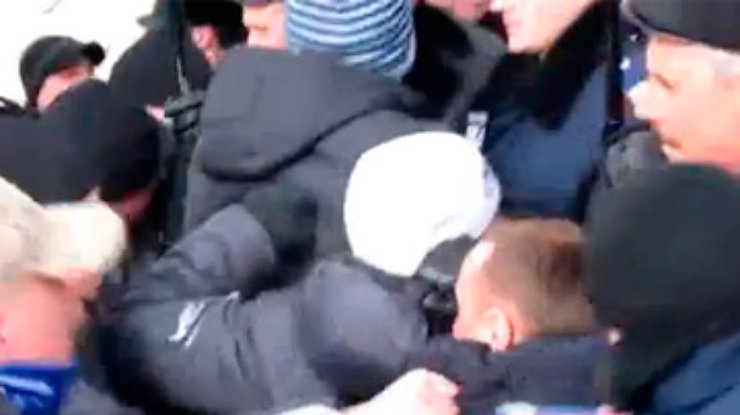 В Хмельницком произошла драка между "свободовцами" и "регионалами"