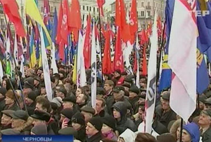 Оппозиция провела в Черновцах акцию "Вставай, Украина!"