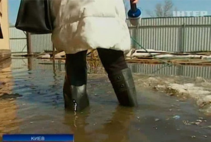 В Киеве талая вода топит жилые районы