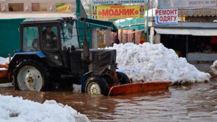 В Киеве началось подтопление частных домов, улиц и станции метро
