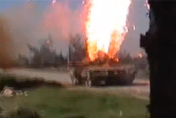 Сирийский мятежник подбил правительственный танк через дуло