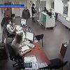 Мужчина ограбил симферопольский банк и раздал деньги прохожим