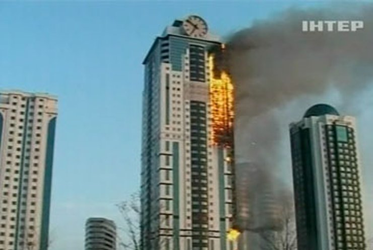 В Грозном продолжается сильный пожар в 40-этажке