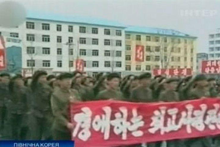 В Северной Корее провели военный парад