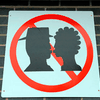 Посетителям австрийского бара запретили целоваться