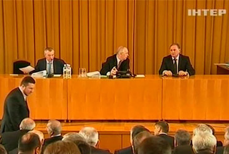 Парламентское большинство пообещало вернуться сегодня в парламент