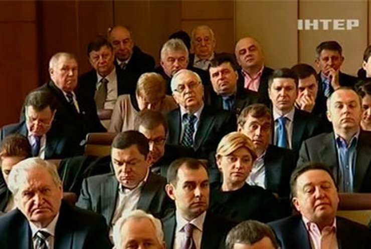 Оппозиция требует у большинства отчета в парламенте