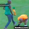 В ЮАР футбольный болельщик ударил арбитра вувузелой во время игры