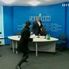 Активистка забросала Колесниченко фекалиями