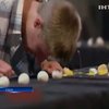 Американец установил рекорд в разбивании куриных яиц головой