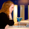 Почти половина американцев сидит в Facebook выпившими или из туалета