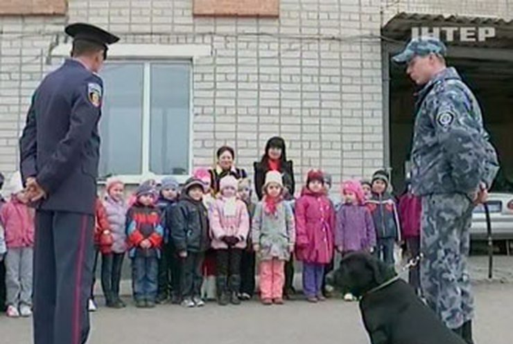 Кировоградским детсадовцам показали воспитанников кинологического центра