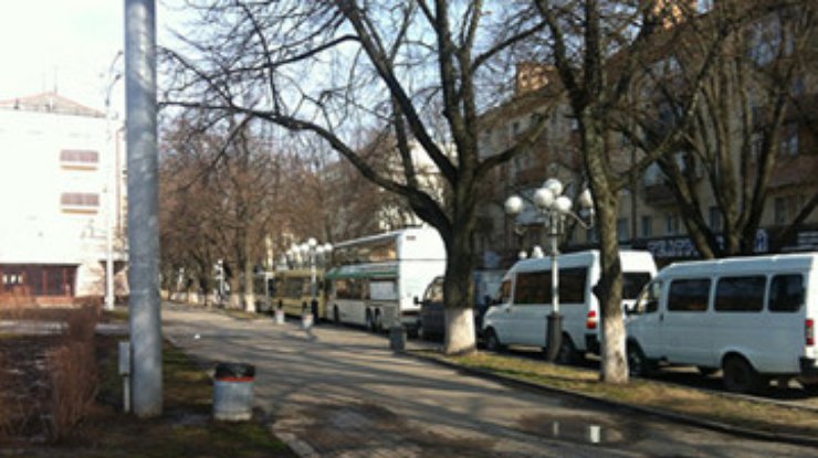 Площадь в Полтаве забаррикадировали автобусами перед акцией оппозиции