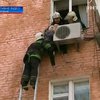 В Ривне МЧСники сняли с кондиционера 97-летнюю женщину, упавшую с 4 этажа