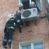 97-летняя ривненчанка выпала с 5-го этажа и повисла на кондиционере (фото)