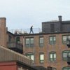 В интернете обсуждают фото следившего с крыши за взрывами в Бостоне