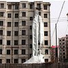 Китаец "вырастил" гигантскую сосульку на стене жилого дома