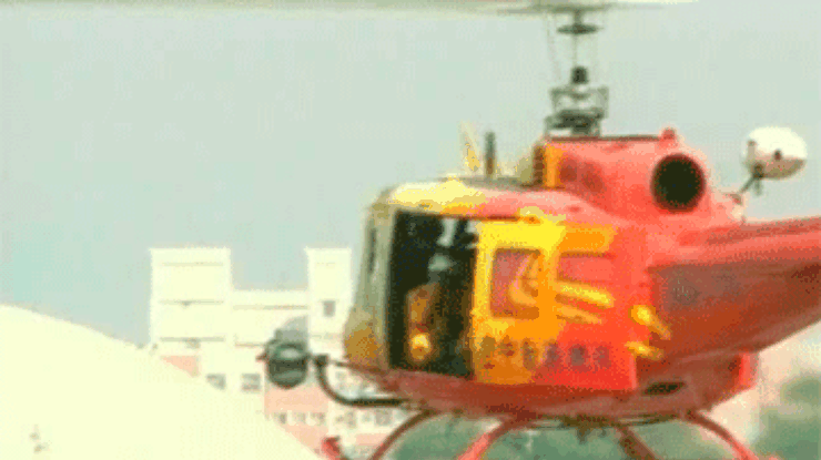 В Тайване на школу упали двери вертолета