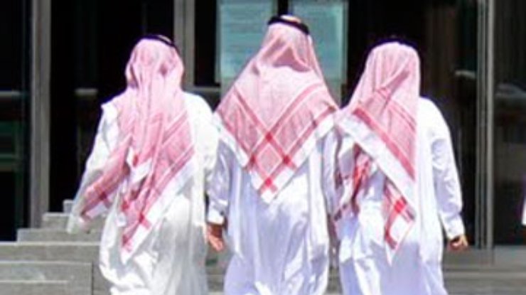 Из Саудовской Аравии депортировали трех мужчин за излишнюю красоту
