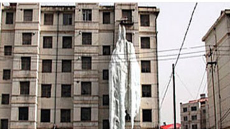 Китаец "вырастил" гигантскую сосульку на стене жилого дома