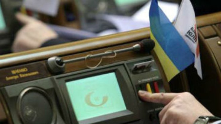 Эксперты не верят в отставку Кабмина Азарова